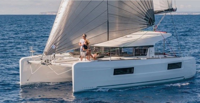 Couple during all inclusive valentine´s day catamaran tour